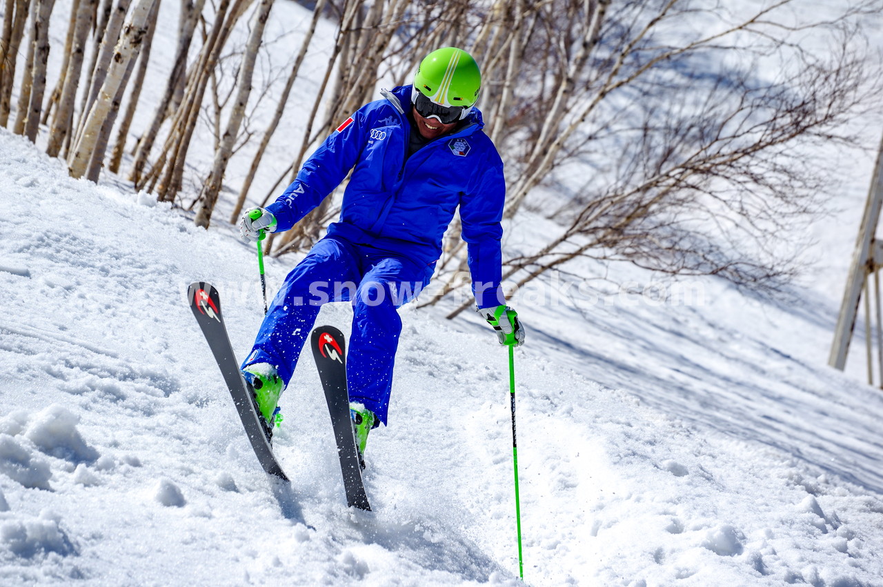 札幌国際スキー場 Mt.石井スポーツ ISHII SKI ACADEMY 校長・斉藤人之さんによる『斉藤塾』開講。本日のテーマは、「春雪！コブからスキーのたわみを楽しむ！！」(^^)v